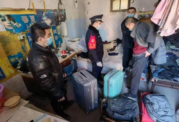 女生带3箱行李来重庆 大叔收10元帮搬 女生带3箱行李来重庆 大叔收10元帮搬